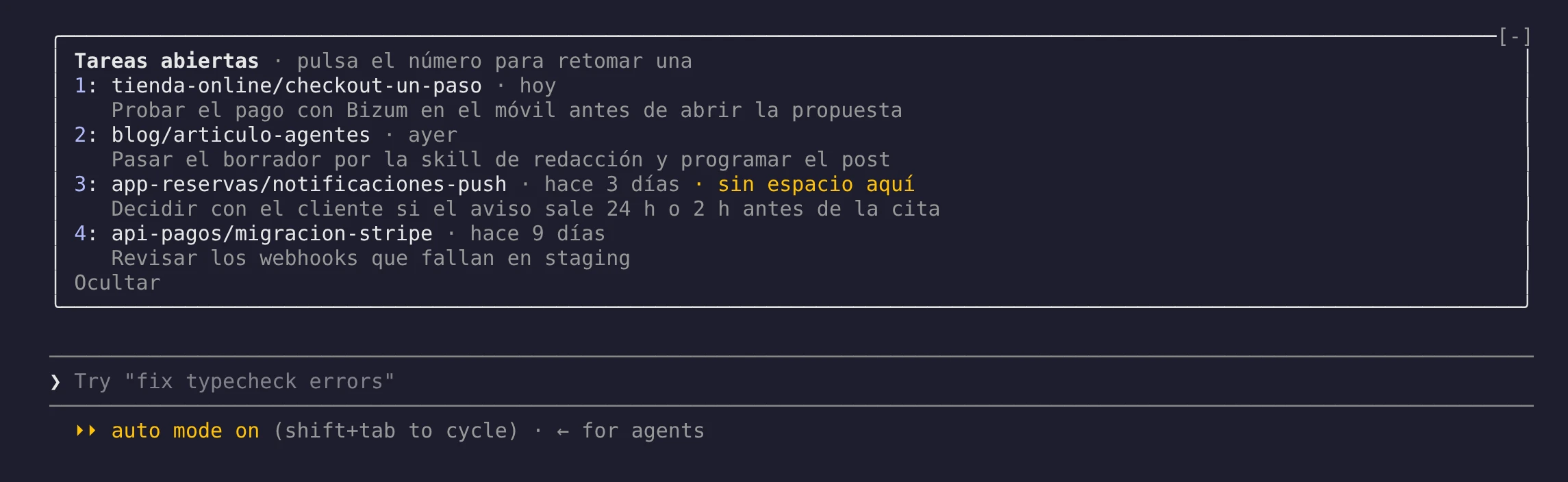 Panel de tareas abiertas dibujado por un mod de crux encima del prompt de Claude Code, con cuatro tareas de ejemplo numeradas